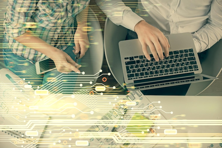 Foto doble exposición de un hombre y una mujer trabajando juntos y dibujo de hologramas de datos fondo de computadora vista superior