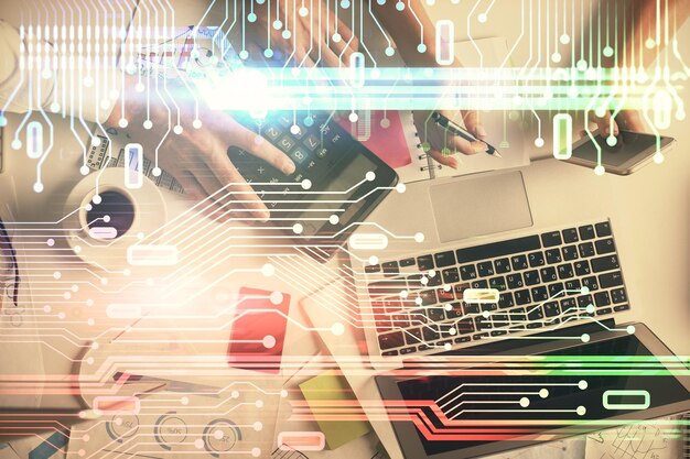Doble exposición de un hombre y una mujer trabajando juntos y dibujo de hologramas de datos Fondo de computadora Vista superior
