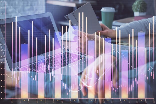 Doble exposición de hombre y mujer trabajando juntos y holograma de gráfico de divisas Concepto de negocios Antecedentes informáticos