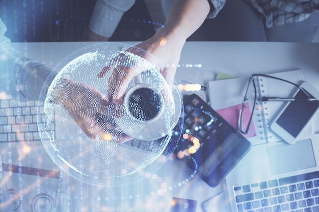 Doble exposición del hombre y la mujer trabajando juntos y el holograma del mapa mundial dibujando el concepto de red internacional Fondo de computadora Vista superior