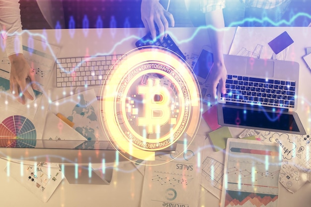 Doble exposición de hombre y mujer trabajando juntos y tema de finanzas criptográficas holograma concepto de negocio de Blockchain Antecedentes informáticos