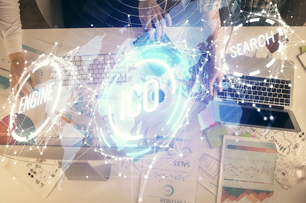 Doble exposición de hombre y mujer trabajando juntos y tema de finanzas criptográficas holograma concepto de negocio de Blockchain Antecedentes informáticos