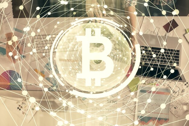 Doble exposición de hombre y mujer trabajando juntos y tema de finanzas criptográficas holograma concepto de negocio de Blockchain antecedentes informáticos