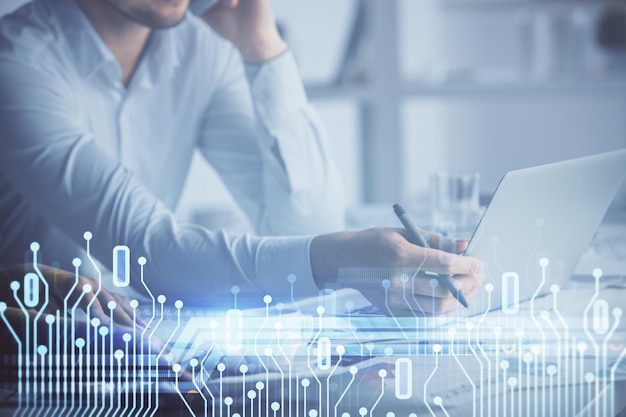 Doble exposición de hombre y mujer trabajando juntos y tema de tecnología dibujando holograma concepto de grandes datos fondo informático