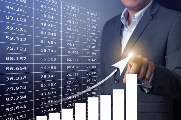 Foto doble exposición de un hombre de negocios cercano que toca el gráfico de crecimiento con fondo negro y gris