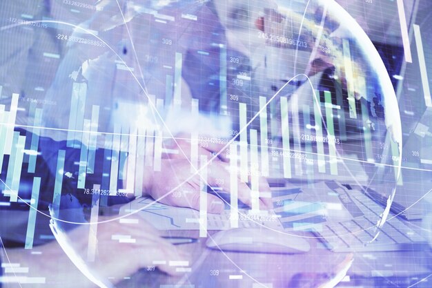Doble exposición del hombre de negocios que trabaja en la computadora portátil en el fondo Holograma de negocios internacionales en el frente Concepto de éxito