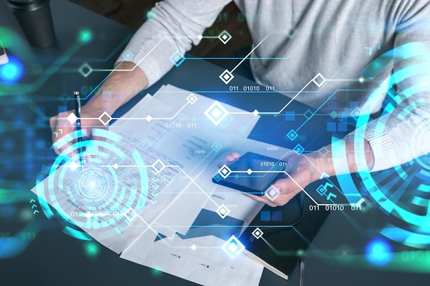 Doble exposición del hombre que firma contrato con dibujos de hologramas de teléfono y tecnología Concepto de alta tecnología