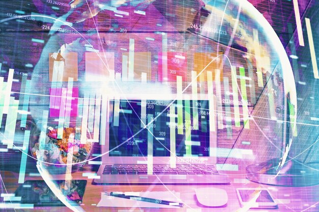 Doble exposición de iconos temáticos de negocios y espacio de trabajo con fondo de computadora Concepto de éxito
