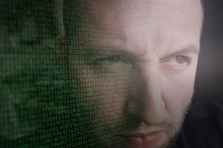 Foto doble exposición del lenguaje de la computadora y el hombre serio