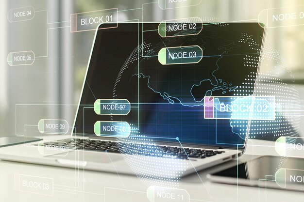Doble exposición del lenguaje de programación abstracto con mapa mundial sobre el concepto de investigación y desarrollo de fondo de la computadora portátil
