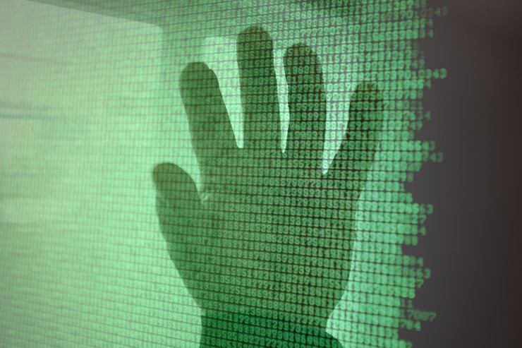 Foto doble exposición de la mano y el código binario
