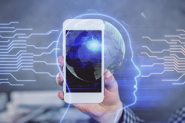 Doble exposición de la mano del hombre sosteniendo y usando un dispositivo digital y un concepto de datos de dibujo de holograma cerebral