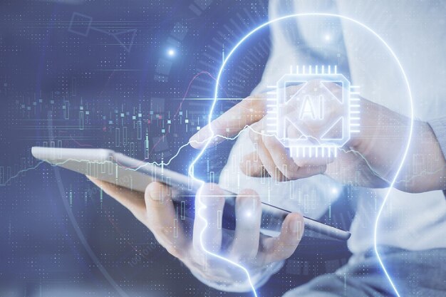 Doble exposición de la mano del hombre sosteniendo y usando un dispositivo digital y un concepto de datos de dibujo de holograma cerebral
