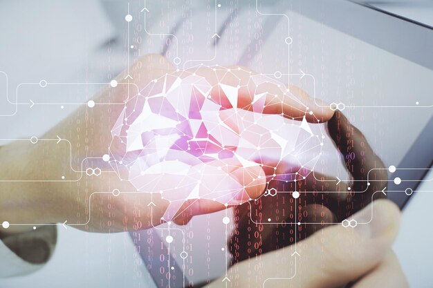 Doble exposición de la mano del hombre sosteniendo y usando un dispositivo digital y un concepto de datos de dibujo de holograma cerebral