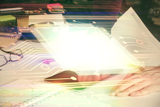 Doble exposición de la mano del hombre sosteniendo y usando un dispositivo digital y un concepto de tecnología de dibujo de tema de datos
