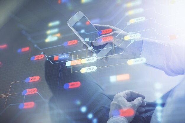 Doble exposición de la mano del hombre sosteniendo y usando un dispositivo digital y un concepto de tecnología de dibujo de tema de datos