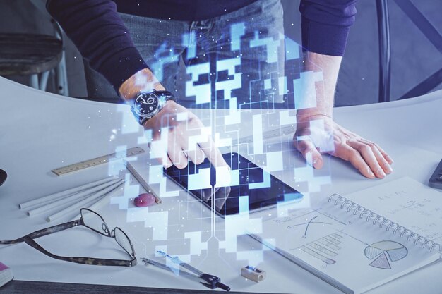 Doble exposición de la mano del hombre sosteniendo y usando un dispositivo digital y un concepto de tecnología de dibujo de tema de datos