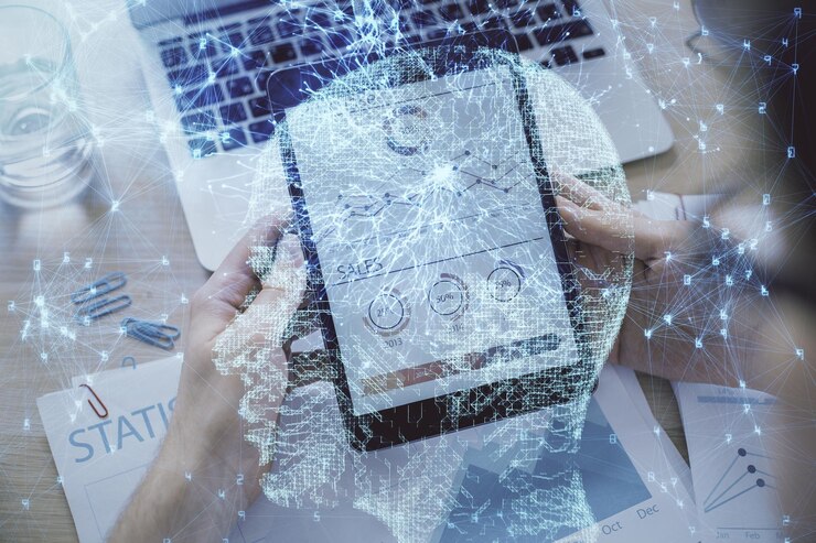 Foto doble exposición de la mano de un hombre sosteniendo y usando un dispositivo digital y dibujando un holograma cerebral concepto de datos