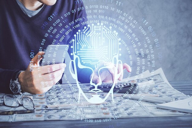 Doble exposición de la mano de un hombre sosteniendo y usando un dispositivo digital y dibujando un holograma cerebral Concepto de datos