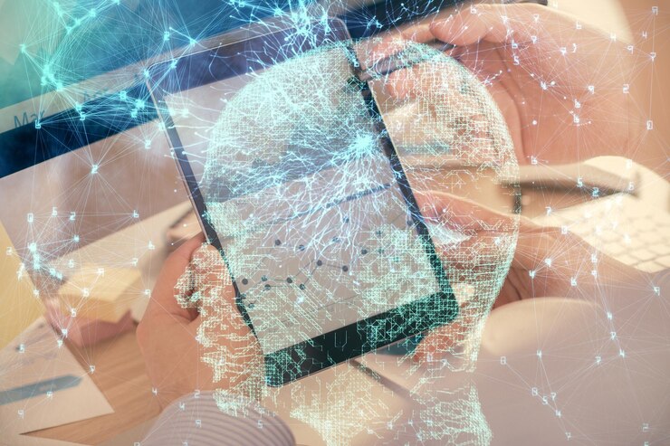 Foto doble exposición de la mano del hombre sosteniendo y usando un dispositivo digital y dibujo de holograma cerebral concepto de datos