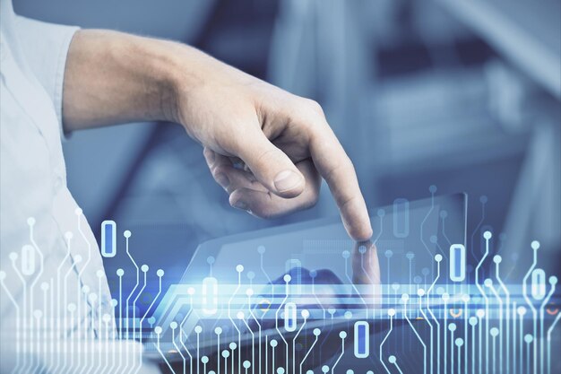 Doble exposición de la mano del hombre sosteniendo y utilizando un dispositivo digital y dibujo de hologramas de datos concepto tecnológico