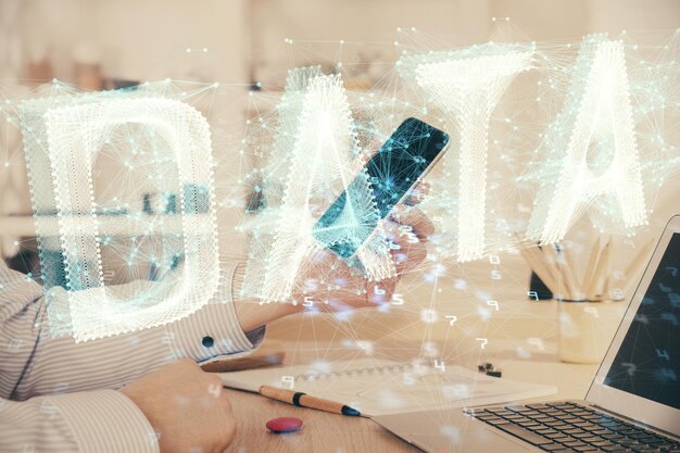 Doble exposición de la mano del hombre sosteniendo y utilizando un dispositivo digital y dibujo de hologramas de datos concepto tecnológico