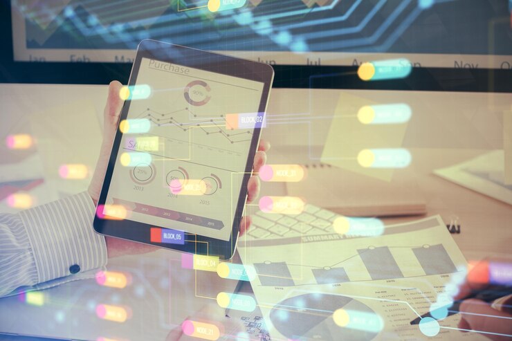 Foto doble exposición de la mano del hombre sosteniendo y utilizando un dispositivo digital y dibujo de hologramas de datos concepto tecnológico