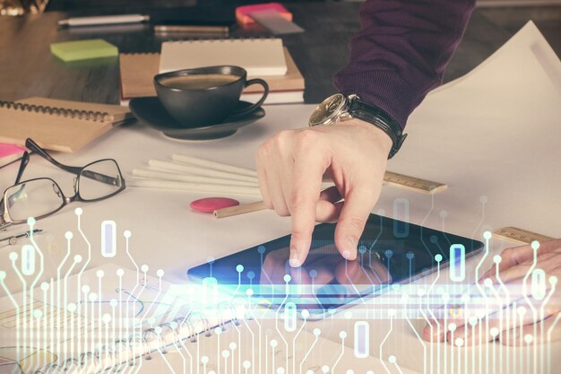 Doble exposición de la mano del hombre sosteniendo y utilizando un dispositivo digital y dibujo de tema de datos Concepto tecnológico