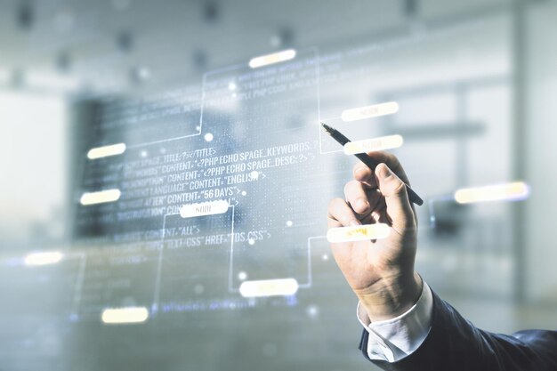 Doble exposición de la mano del programador con lápiz que trabaja con ilustración de programación creativa abstracta en el concepto de big data y blockchain de fondo de oficina borroso