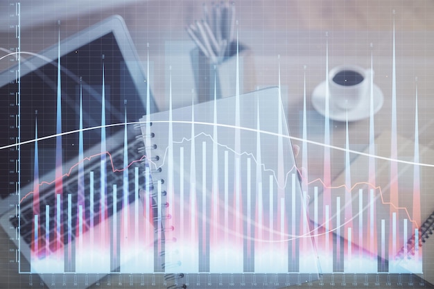 Doble exposición de manos de empresaria escribiendo en computadora y gráfico de forex dibujo de holograma Concepto de análisis financiero