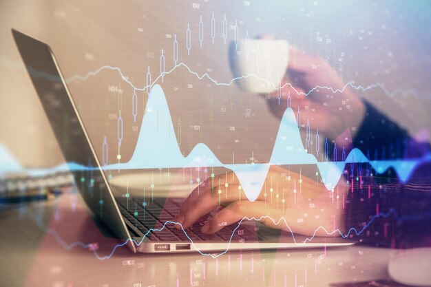 Doble exposición de manos de empresarias escribiendo en computadora y dibujo de holograma de gráfico forex Concepto de análisis financiero