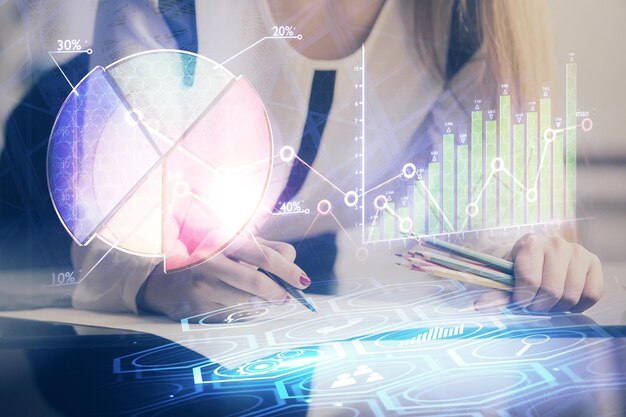 Doble exposición de las manos haciendo notas con los cascos del gráfico de divisas Concepto de mercado de valores