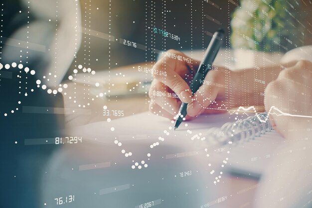 Doble exposición de manos haciendo notas de fondo con tecnología y huds de codificación digital Concepto de aprendizaje de datos