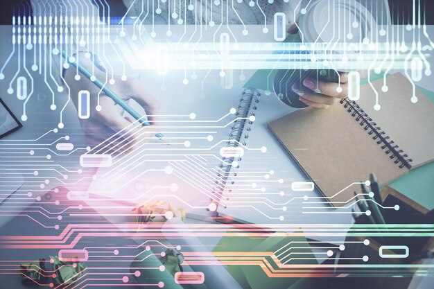 Doble exposición de manos haciendo notas de fondo con tecnología y huds de codificación digital Concepto de aprendizaje de datos
