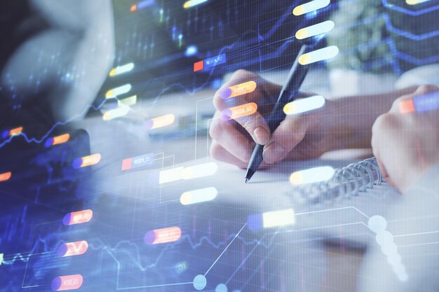 Doble exposición de manos haciendo notas de fondo con tecnología y huds de codificación digital Concepto de aprendizaje de datos
