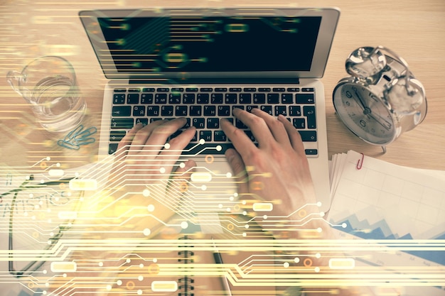 Doble exposición de las manos del hombre escribiendo sobre el teclado de la computadora y el concepto de tecnología de vista superior del dibujo del holograma del tema de datos