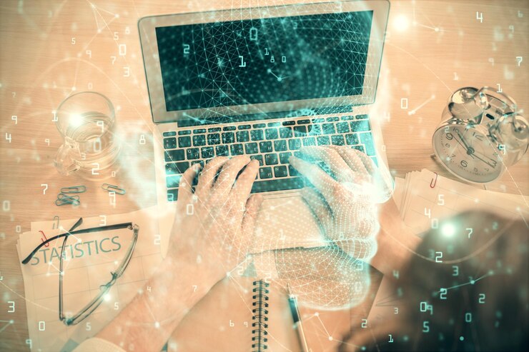 Foto doble exposición de las manos del hombre escribiendo sobre el teclado de la computadora y dibujando un holograma cerebral vista superior ai y concepto de tecnología de datos