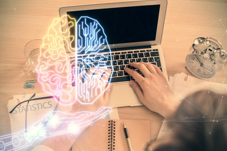 Foto doble exposición de las manos del hombre escribiendo sobre el teclado de la computadora y dibujando un holograma cerebral vista superior ai y concepto de tecnología de datos