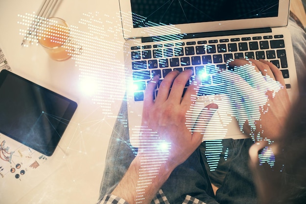 Doble exposición de las manos del hombre escribiendo sobre el teclado de la computadora y el dibujo del holograma del tema de la red social Vista superior Concepto web de conexión de personas