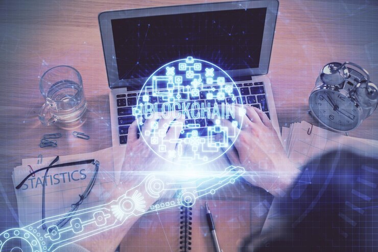 Foto doble exposición de las manos del hombre escribiendo sobre el teclado de la computadora y el tema de la criptomoneda dibujo holográfico vista superior concepto de blockchain
