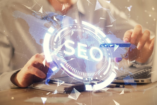 Doble exposición de manos de hombre sosteniendo una tarjeta de crédito y dibujo SEO Optimización de motores de búsqueda en el concepto de comercio electrónico de Internet