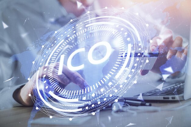 Doble exposición de manos de hombre sosteniendo una tarjeta de crédito y dibujo temático de negocios de criptografía Concepto de blockchain digital y comercio electrónico