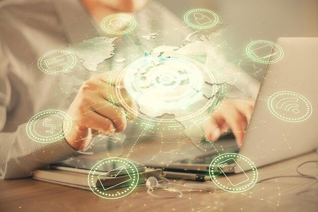 Doble exposición de manos de hombre sosteniendo una tarjeta de crédito y dibujo temático de red social Concepto de finanzas digitales y comercio electrónico