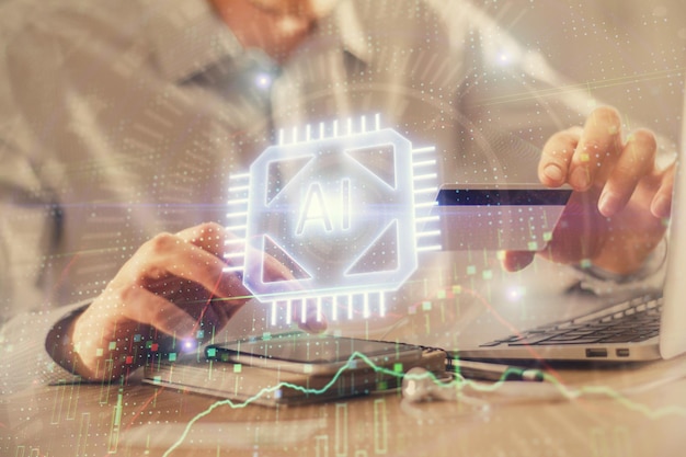 Doble exposición de manos de hombre sosteniendo una tarjeta de crédito y un tema de datos dibujando el concepto de tecnología y comercio electrónico