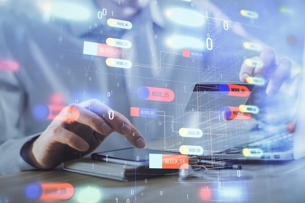 Doble exposición de manos de hombre sosteniendo una tarjeta de crédito y un tema de datos dibujando el concepto de tecnología y comercio electrónico