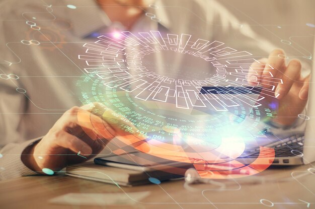 Doble exposición de manos de hombre sosteniendo una tarjeta de crédito y un tema de datos dibujando el concepto de tecnología y comercio electrónico