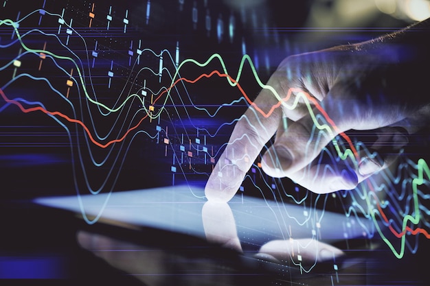 Doble exposición de las manos del hombre sosteniendo y usando un dispositivo digital y dibujo de gráficos de divisas Concepto de mercado financiero