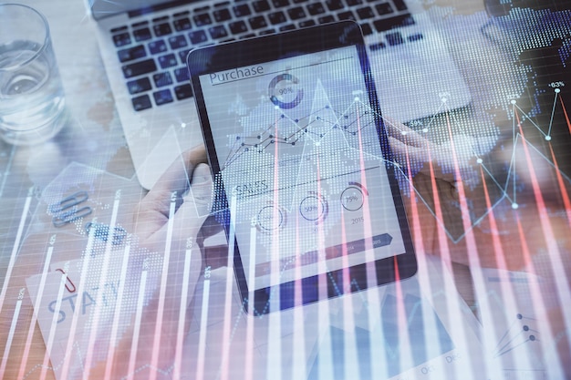 Doble exposición de las manos del hombre sosteniendo y usando un dispositivo digital y un gráfico de forex Concepto de mercado financiero