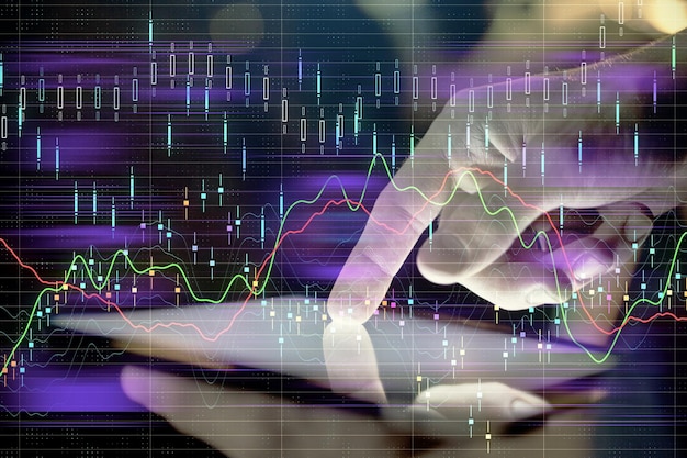 Foto doble exposición de las manos del hombre sosteniendo y usando un dispositivo digital y un gráfico de forex concepto de mercado financiero