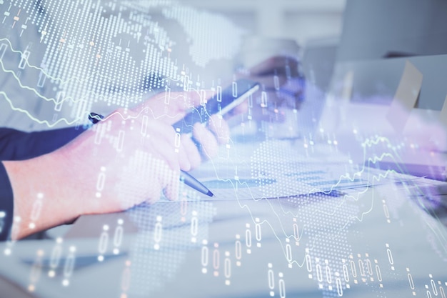 Doble exposición de las manos del hombre sosteniendo y usando un teléfono y dibujando gráficos financieros Concepto de análisis de mercado